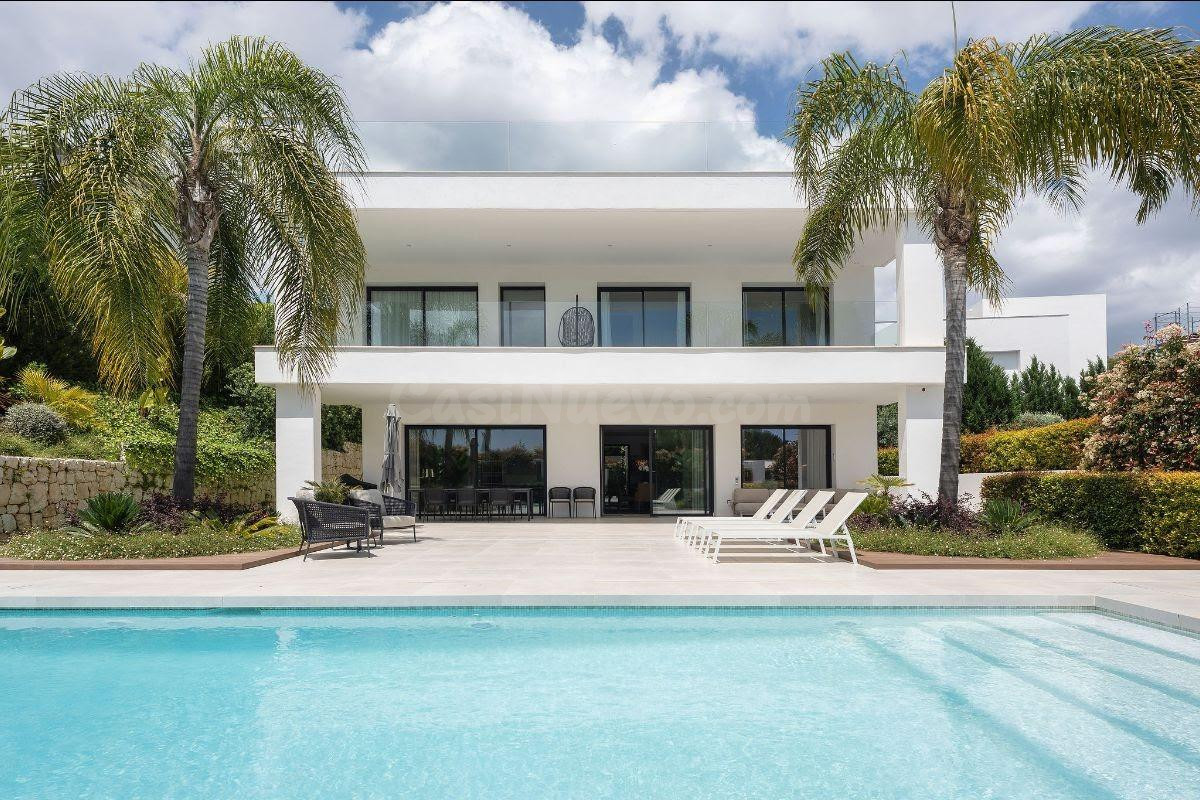 Villa moderna en Nueva Andalucía con piscina climatizada, ascensor, solárium y garaje privado