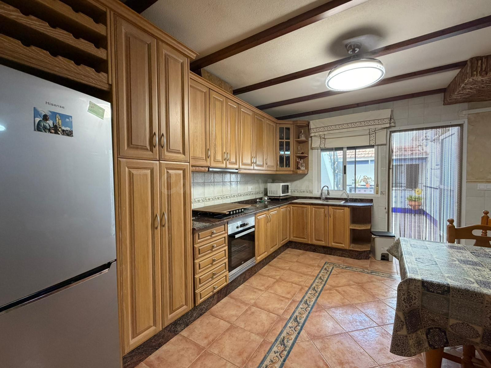 Casa de pueblo en zona tranquila, junto a Mercadona, lista para entrar a vivir