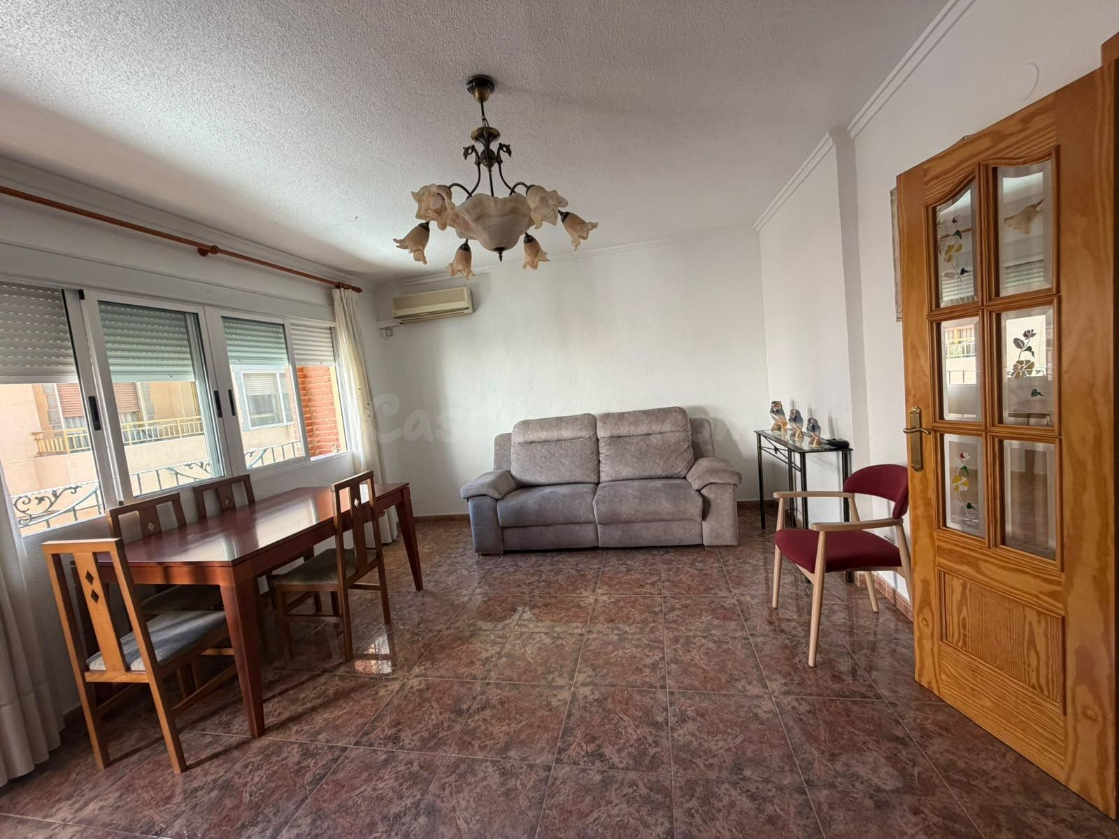 ¡OPORTUNIDAD EN ROJALES! Piso recién reformado con patio privado
