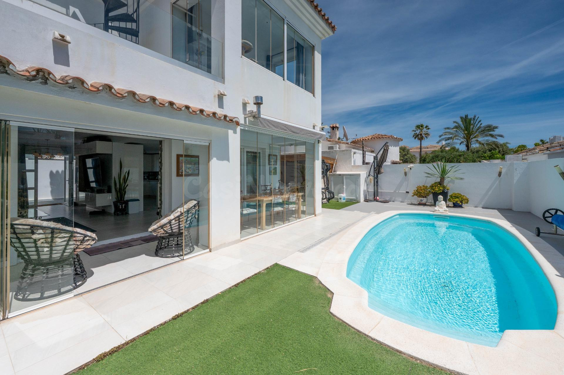Villa moderna en El Saladillo, segunda línea de playa, con piscina privada, solárium y vistas al mar