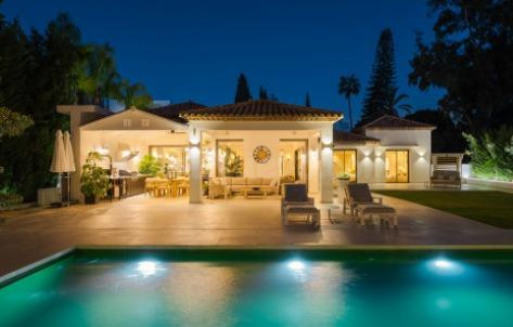 Villa Camelia, elegante villa contemporánea reformada en La Cerquilla, Nueva Andalucía