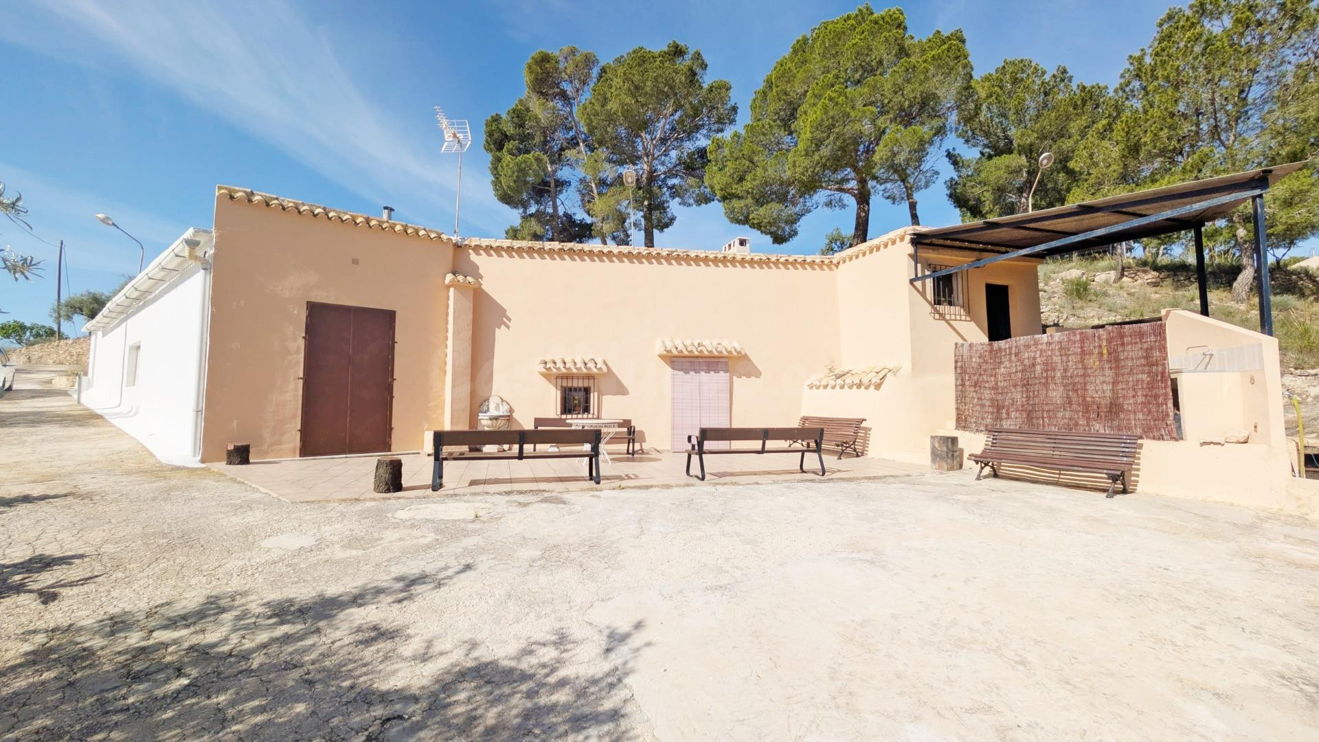 ¡EXCLUSIVA FINCA CON DOS CASAS CUEVA EN HONDÓN DE LAS NIEVES!