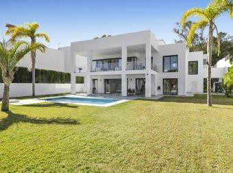 Villa exclusiva moderna de 6 dormitorios en Torremuelle, Benalmádena, con piscina privada, solárium y vistas parciales al mar