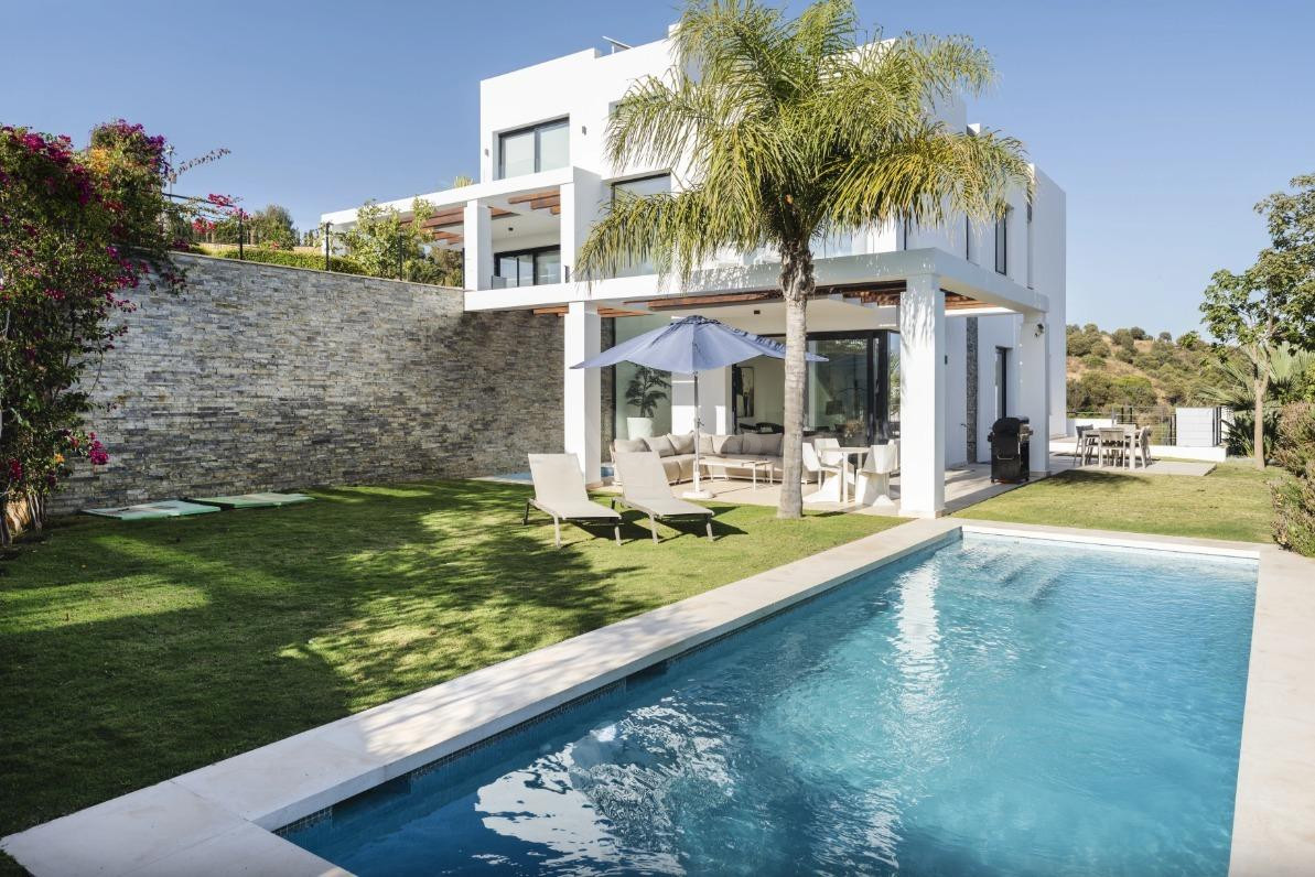 Villa  moderna en comunidad privada junto a Cabopino Golf, con vistas al mar, jardín y piscina privada