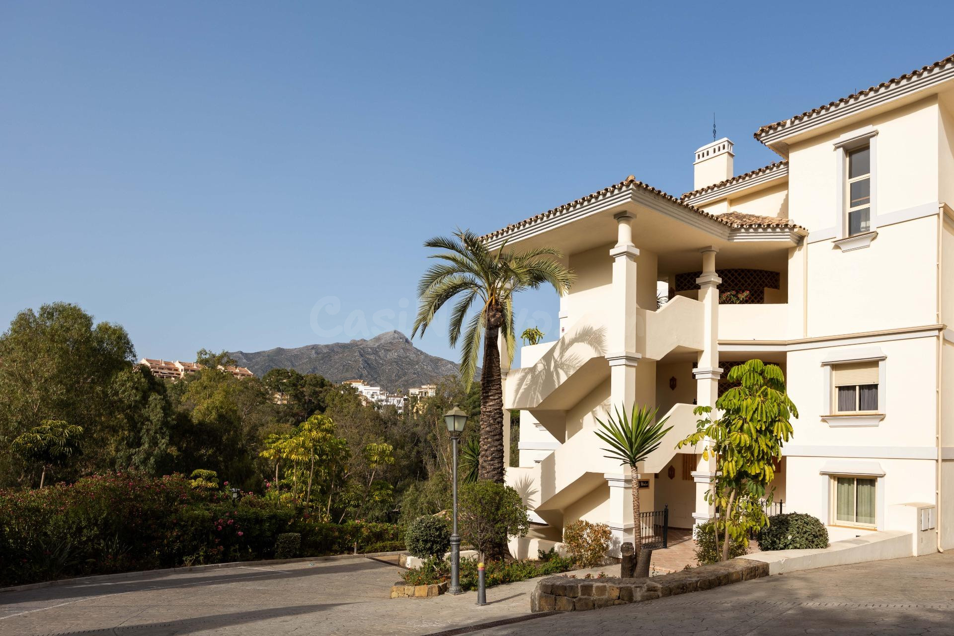 Apartamento de lujo en planta baja en Les Belvederes, Nueva Andalucía, con piscina privada y vistas a la montaña