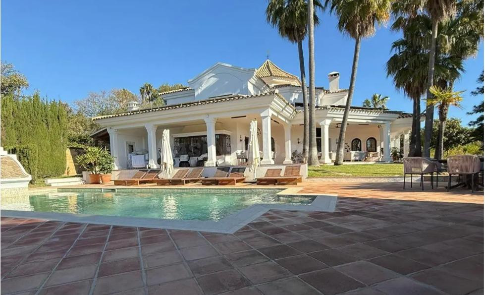 Villa de lujo en Benahavís con 5 dormitorios, 6 baños y parcela de 1.716 m2