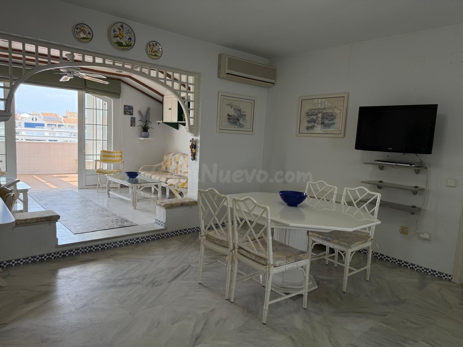 Exclusiva vivienda con terraza de 93 m2, vistas al mar y ubicación privilegiada en Fuengirola