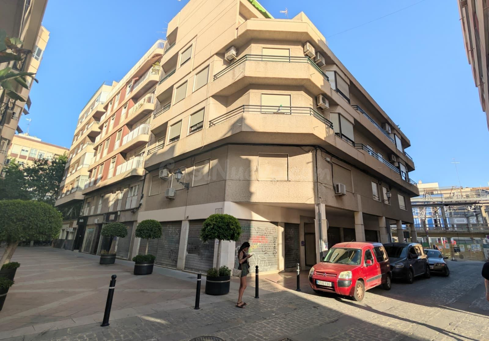 ¡OFICINA EXTERIOR CON TRES DESPACHOS, ASCENSOR, RAMPA Y PATIO, JUNTO AL MERCADO CENTRAL!