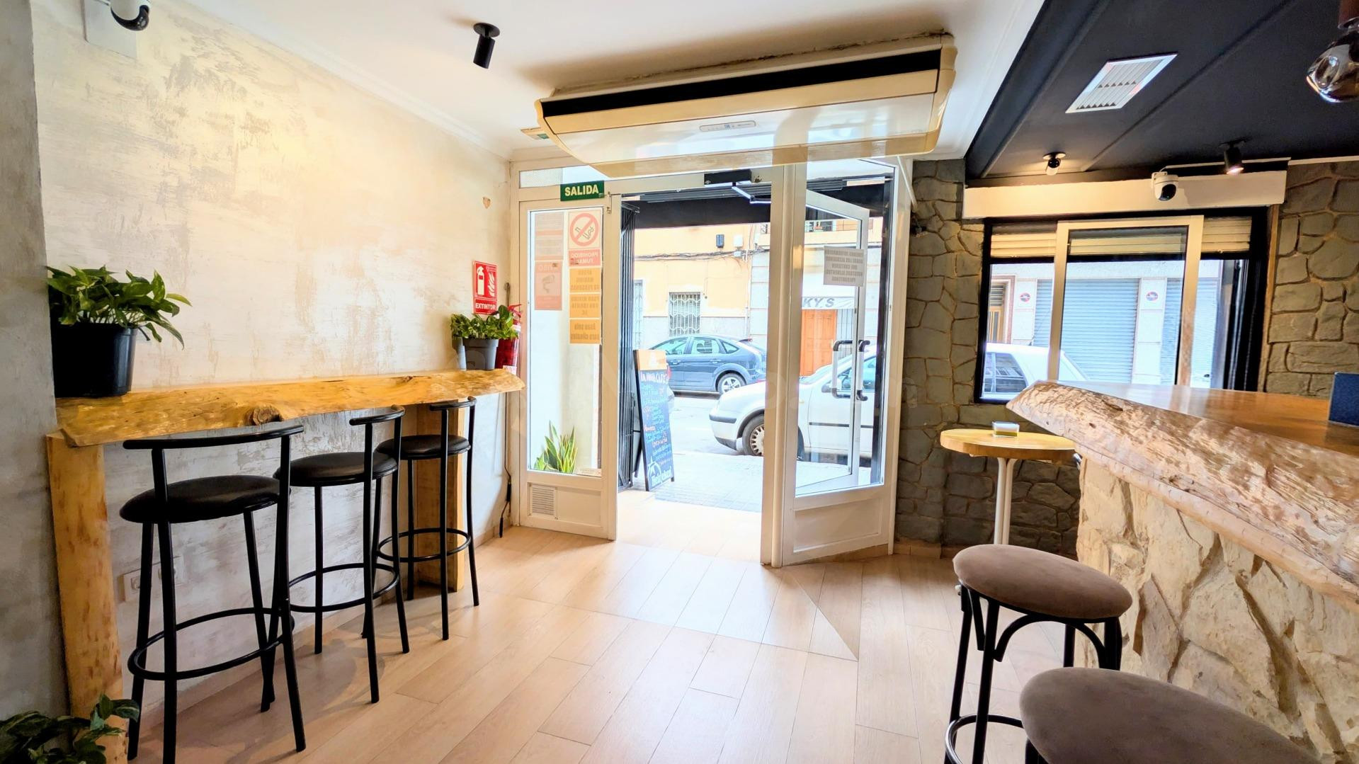 ¡LOCAL COMERCIAL ACONDICIONADO COMO BAR EN CARRÚS TOTALMENTE REFORMADO CON COCINA, 2 BAÑOS,  AIRE ACONDICIONADO, TRASTERO Y TERRAZA EXTERIOR!