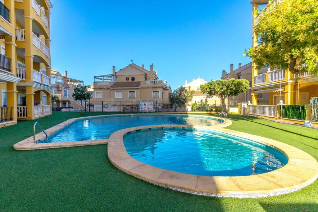 Ático con terraza, solárium privado y vistas despejadas en Torreblanca, Torrevieja - foto 4