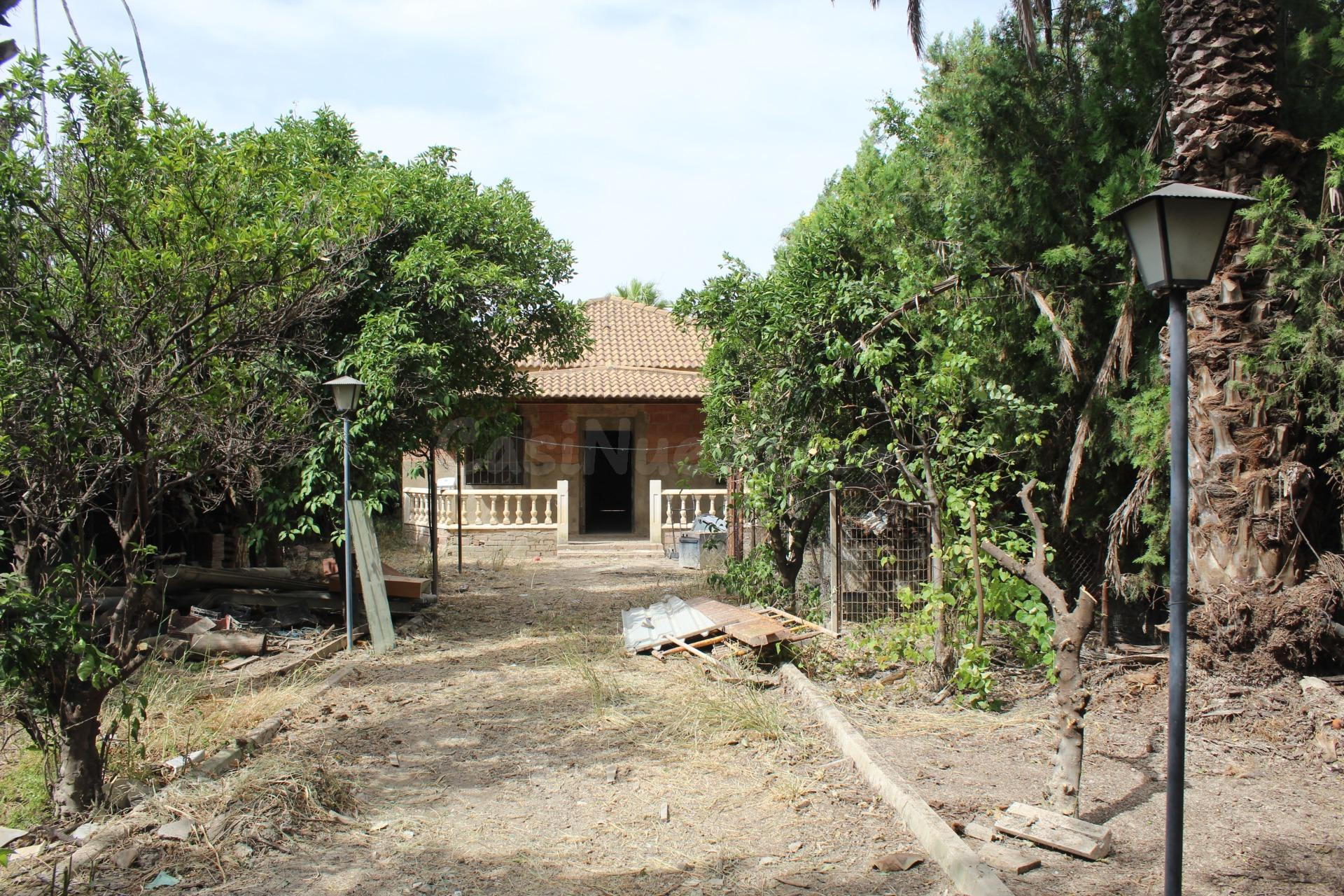 Casa en Construcción con Amplio Terreno en Las Cigueñas. NO HIPOTECABLE.