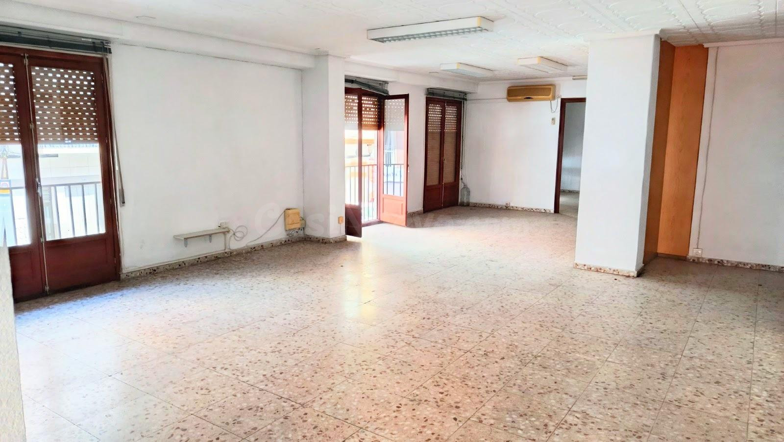 ¡OFICINAS DE ESQUINA EN ALQUILER EN ZONA PISOS AZULES CON ENTRADA INDEPENDIENTE!
