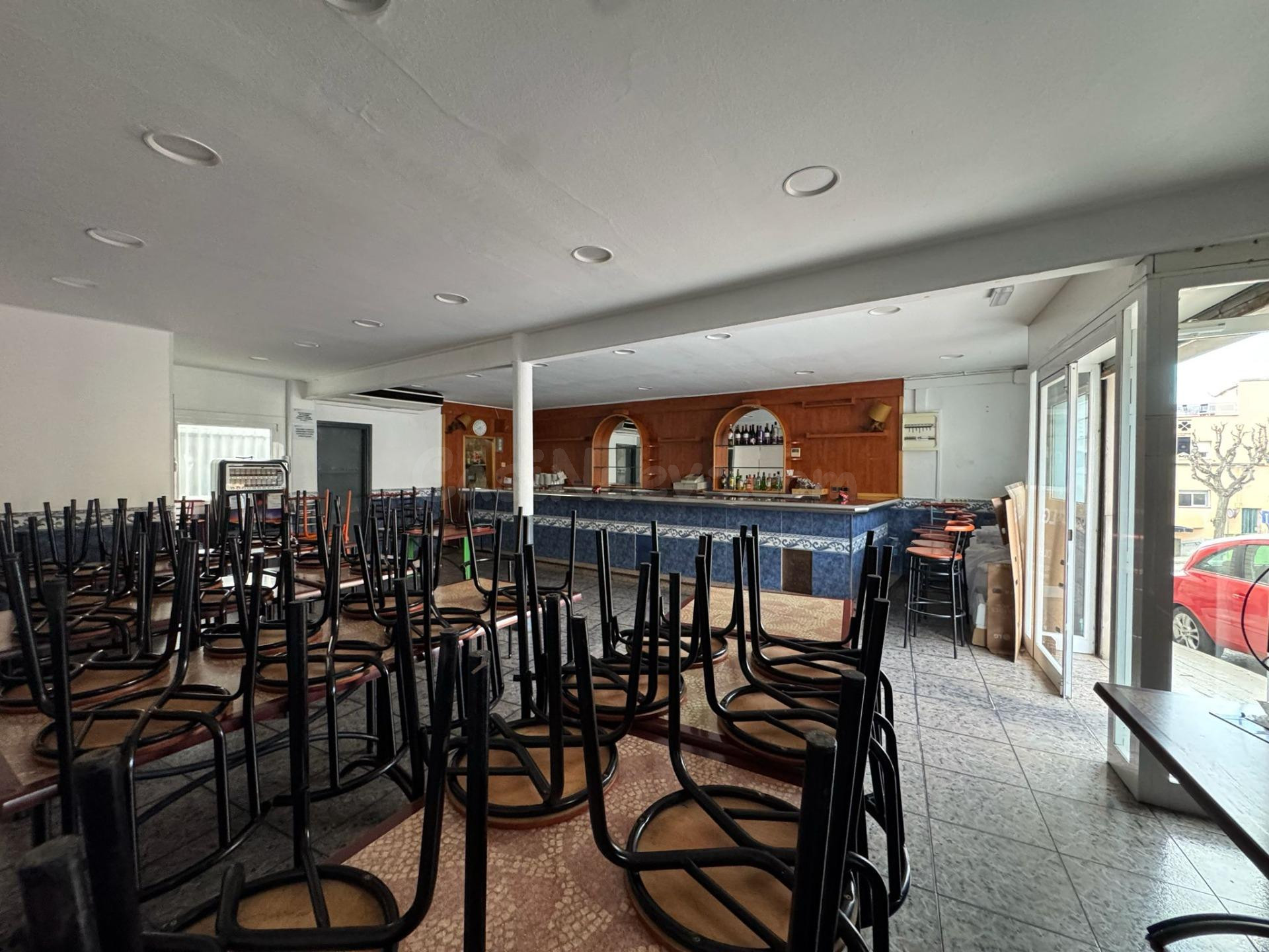 Oportunidad Única en Òdena: Vivienda en planta baja, actualmente bar, con patio y posibilidad de remontar.
