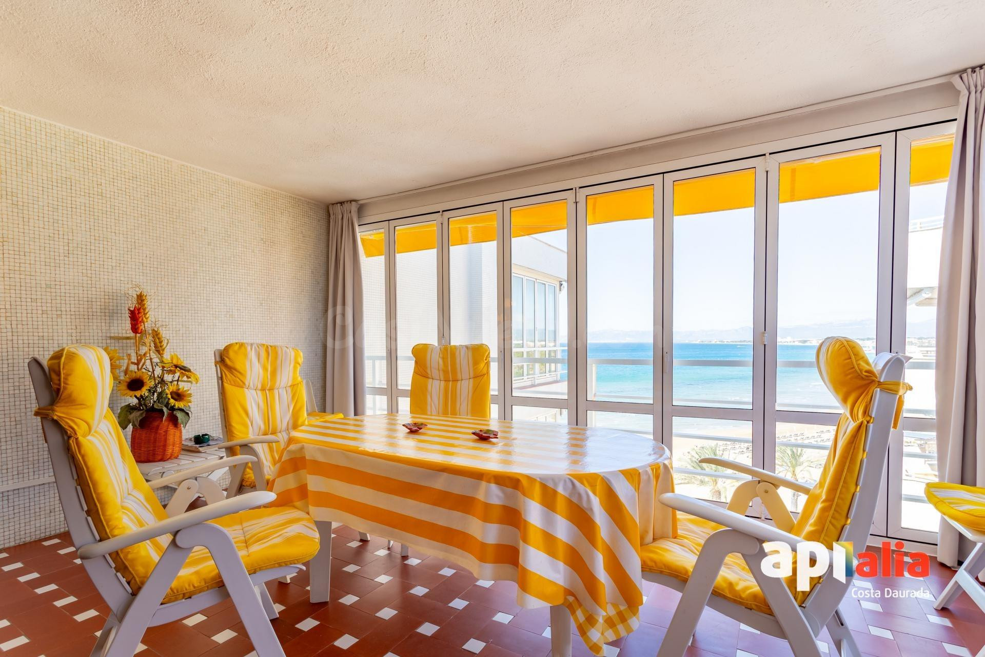 Apartamento dúplex en Los Acantilados de Salou, con tres habitaciones y dos terrazas con Vistas al Mar.