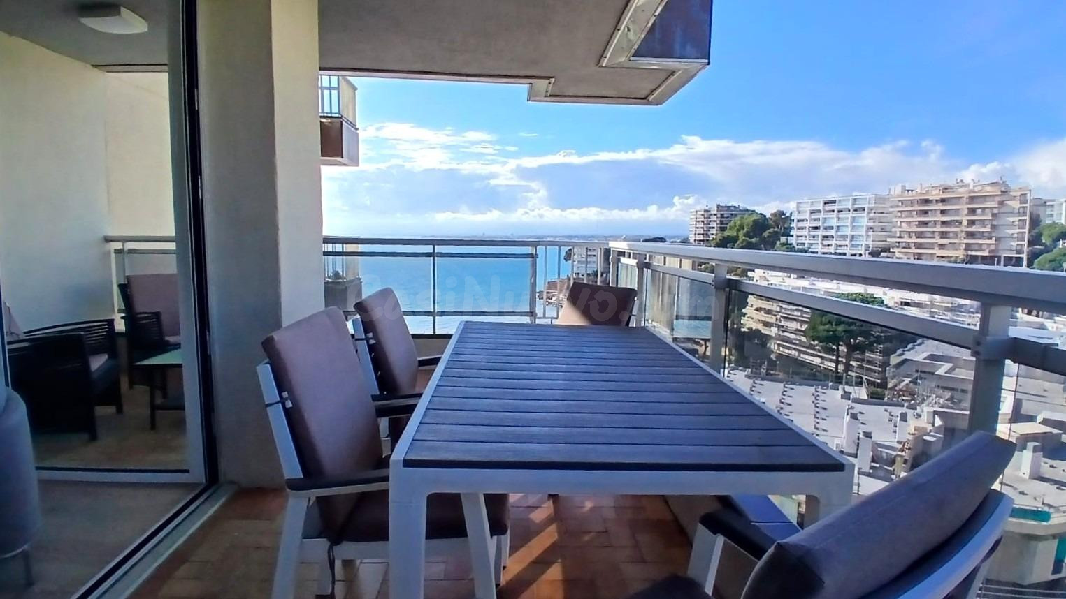 Elegante piso reformado de tres habitaciones con vistas a la Platja Capellans en Salou!!