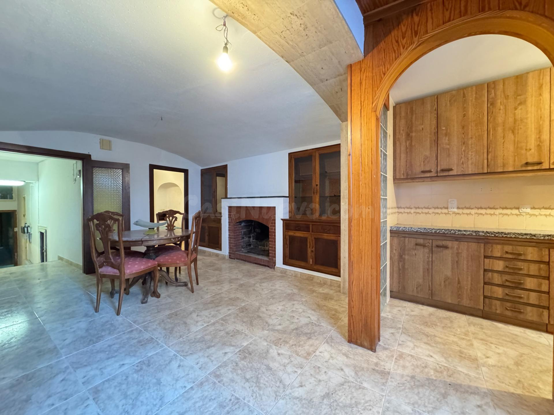 Espectacular local comercial adaptado como vivienda, con garaje, patio, terraza y más de 200 m2