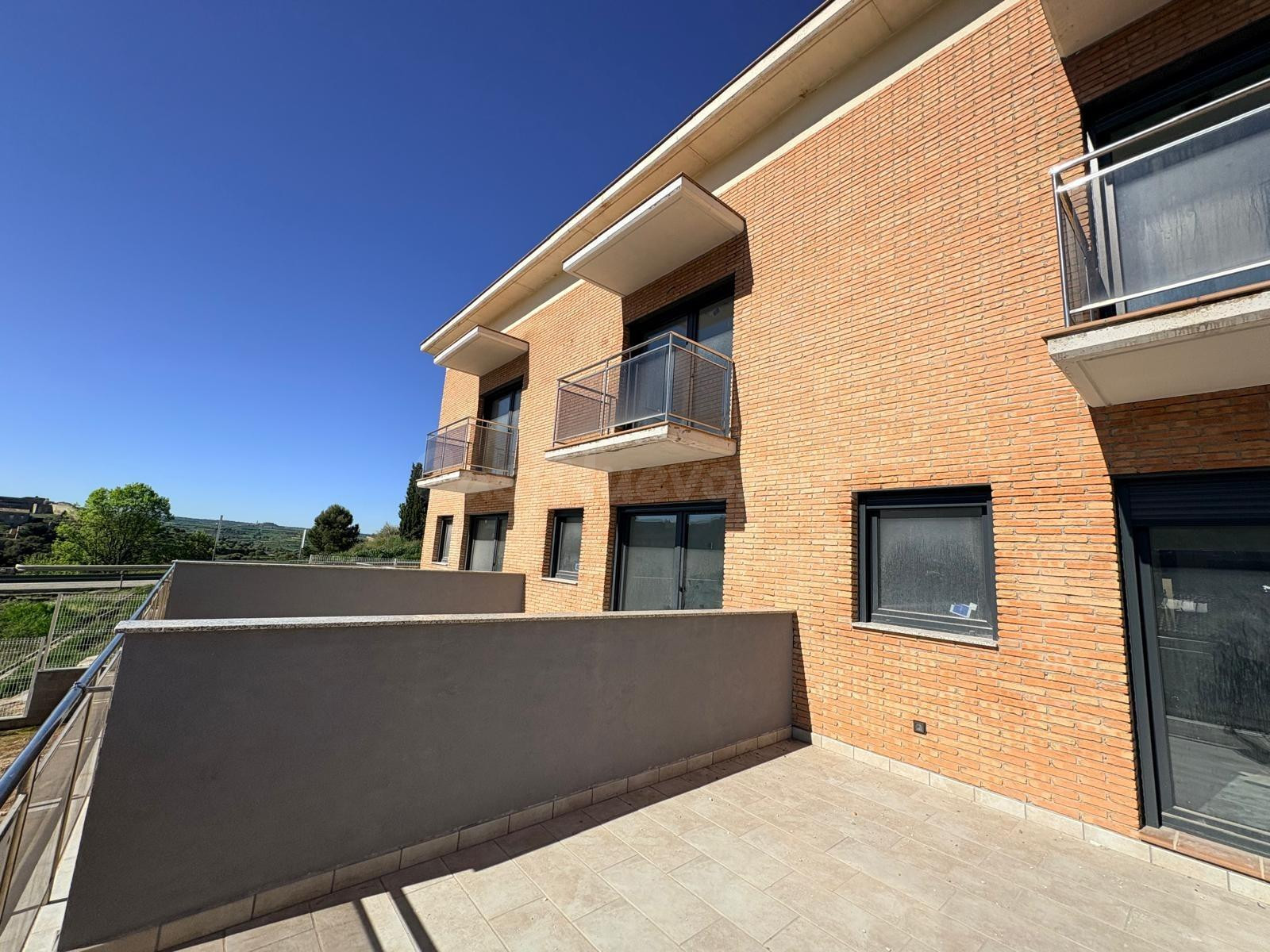 Espectacular  Chalet a Cervera de 3 y 4 dormitorios por estrenar, jardin, garaje amplio y privado +  terrazas.