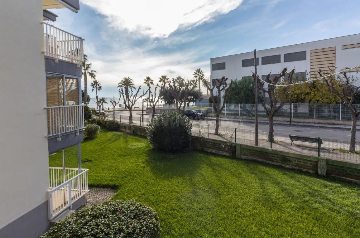 Encantador Piso en Primera Línea de Playa en Cambrils. ¡Incluye plaza de aparcamiento!