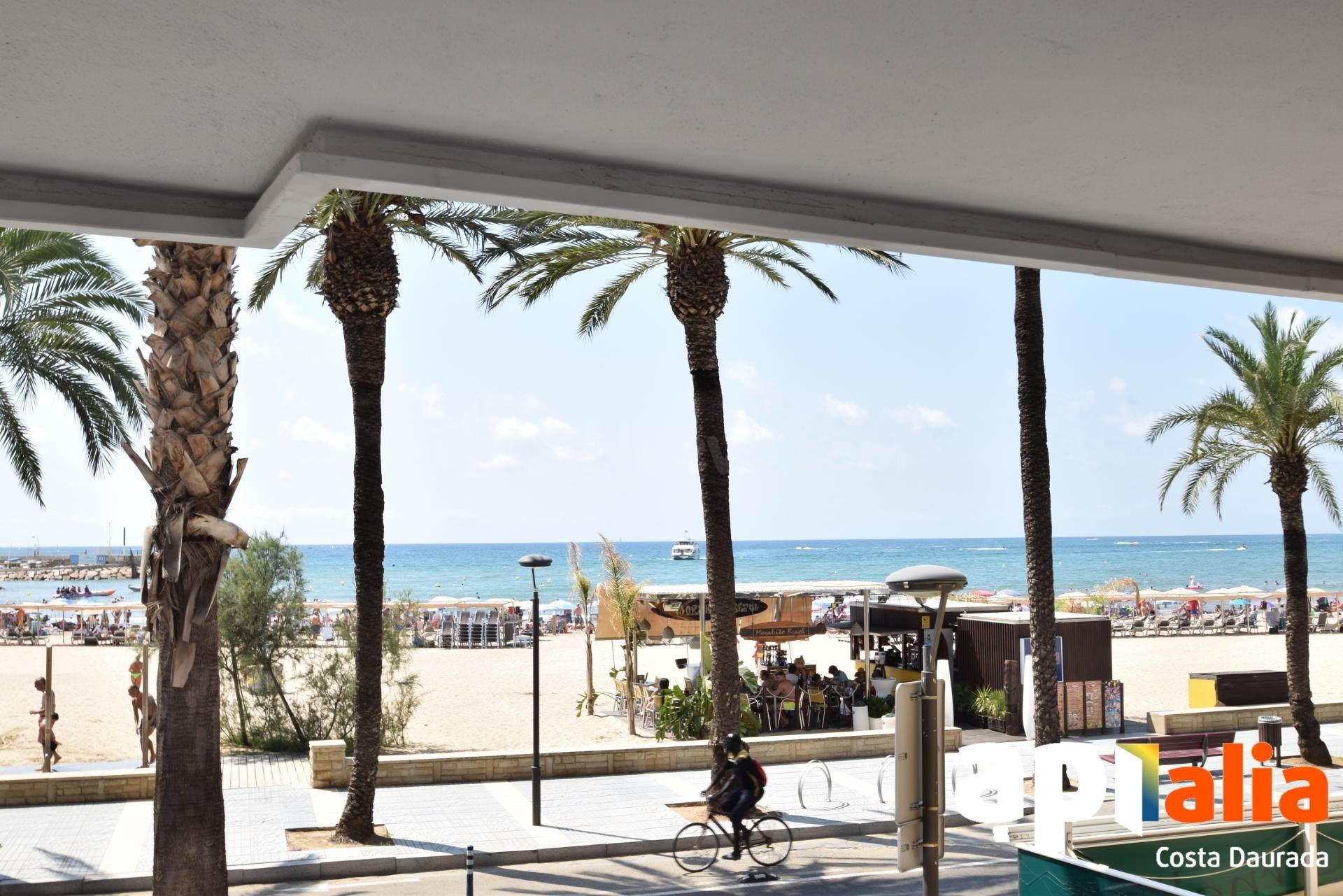 Oportunidad Única de inversión!: Bar coctelería con vista al mar en Salou.
