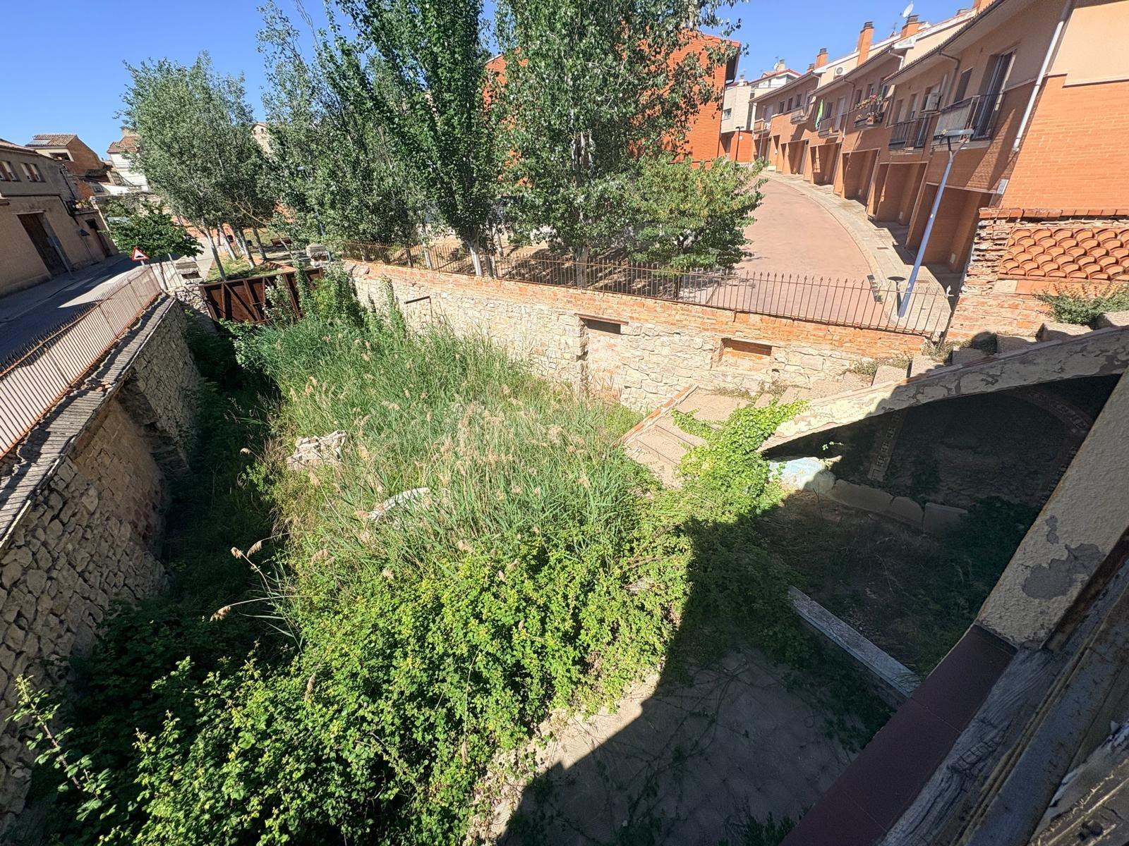 Encantadora Casa de Pueblo en el Corazón de Calaf, totalmente para rehabilitar.
