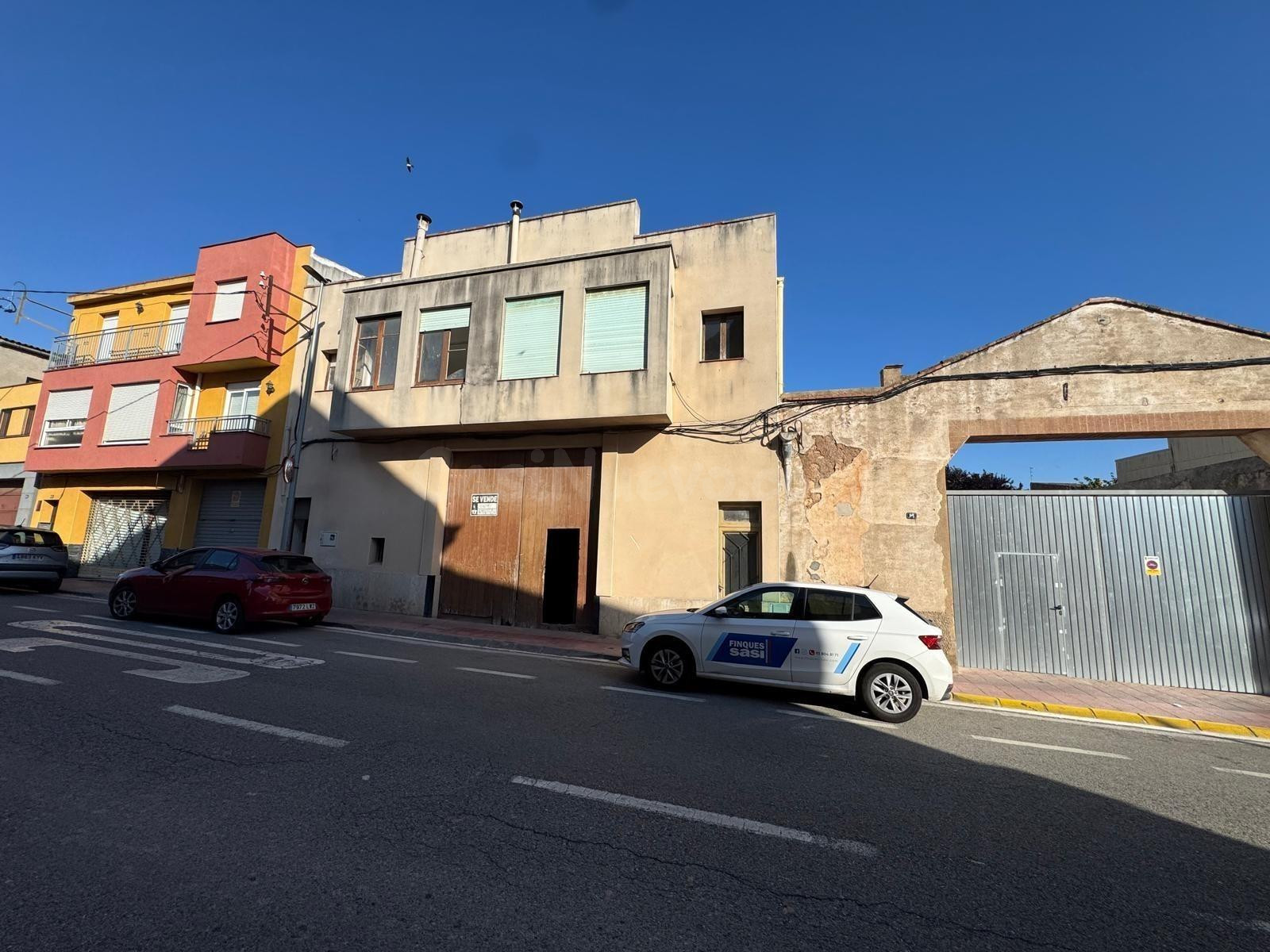 Espectacular Finca  de 700m2, con 4 almacenes, adaptada a 2 viviendas de 90m2 + terrazas de 40m2.