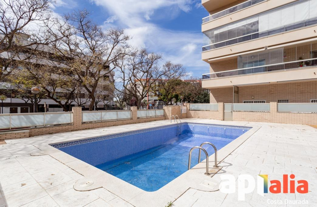 Amplio y luminoso piso con piscina y plaza de parking en Horta de Santa María, Cambrils.