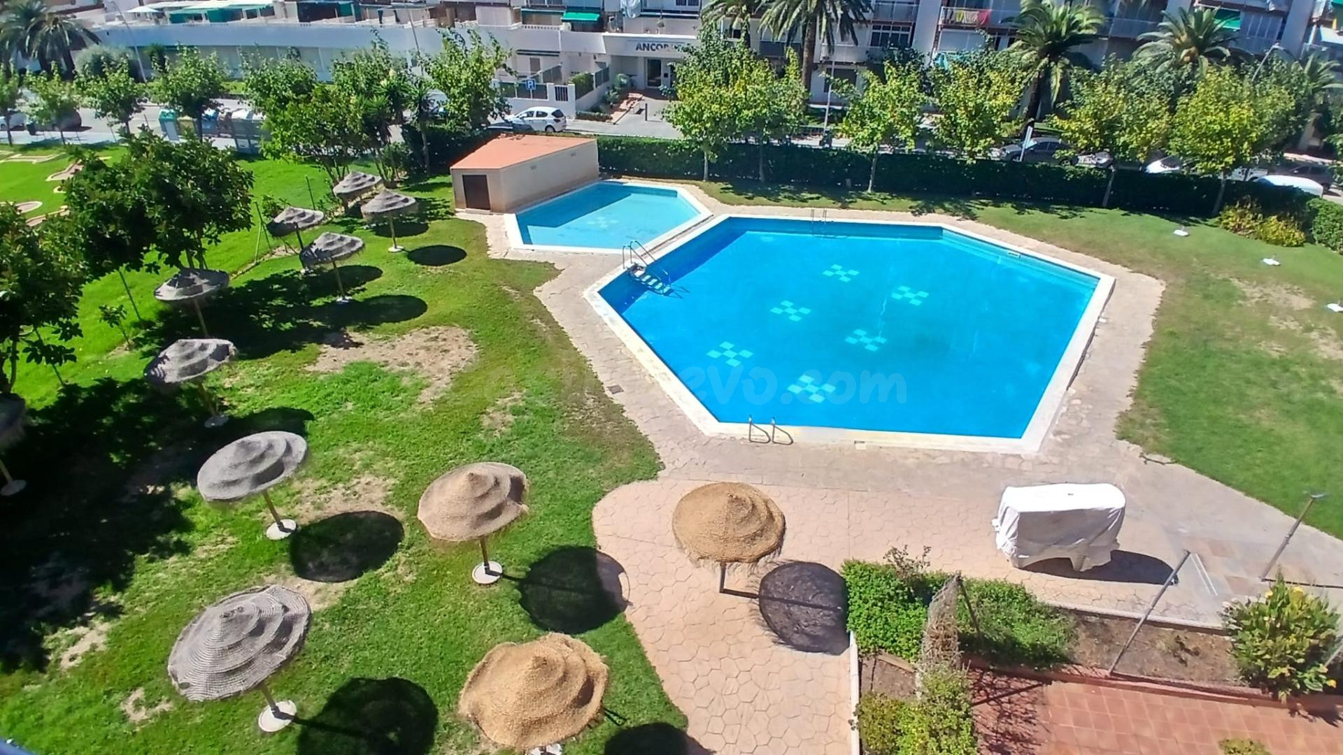 Estudio completamente amueblado en La Pineda. A unos pasos del Mediterráneo.