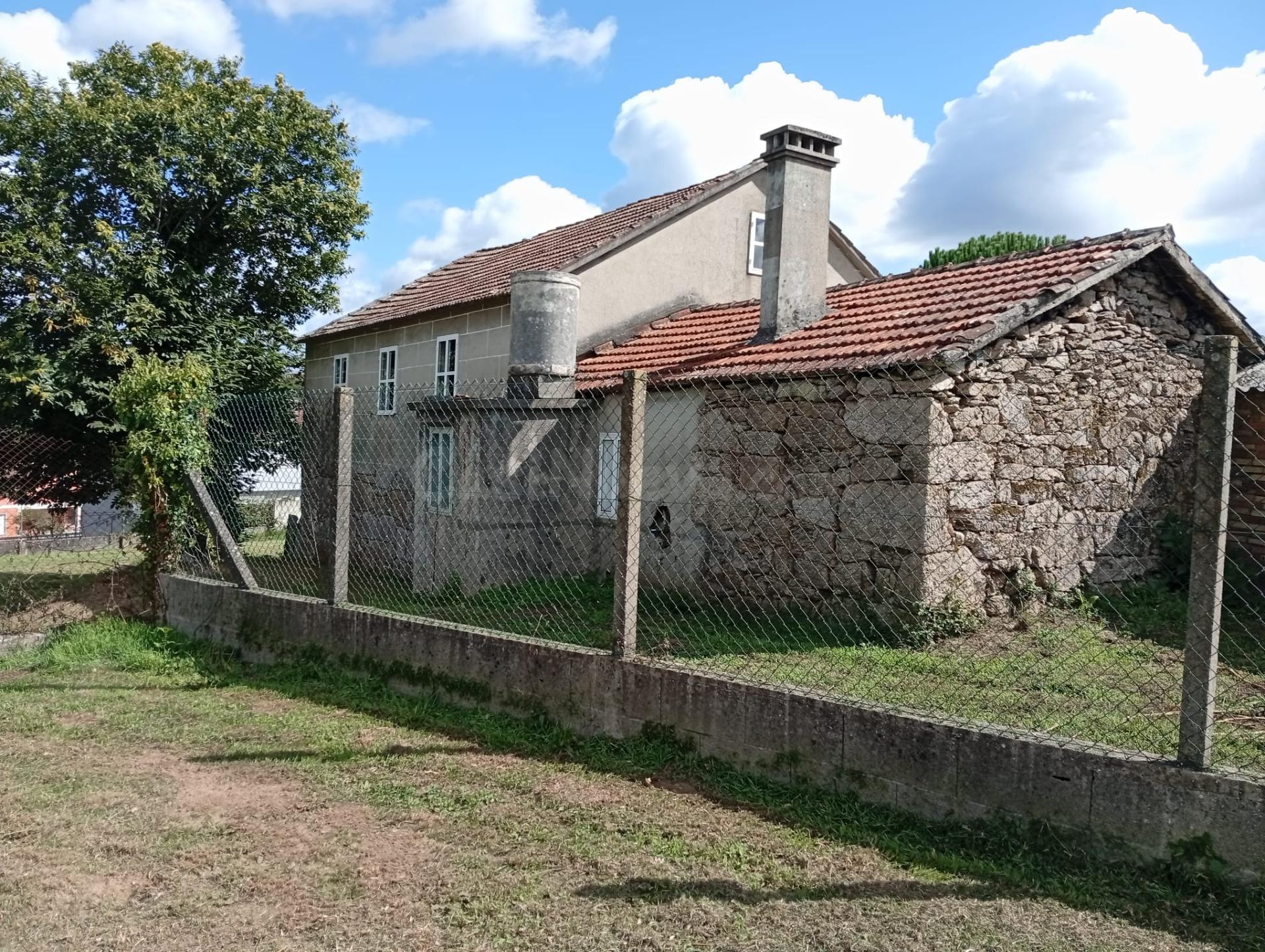 Propiedad rústica con casa de piedra y gran extensión de terreno en Ponteareas