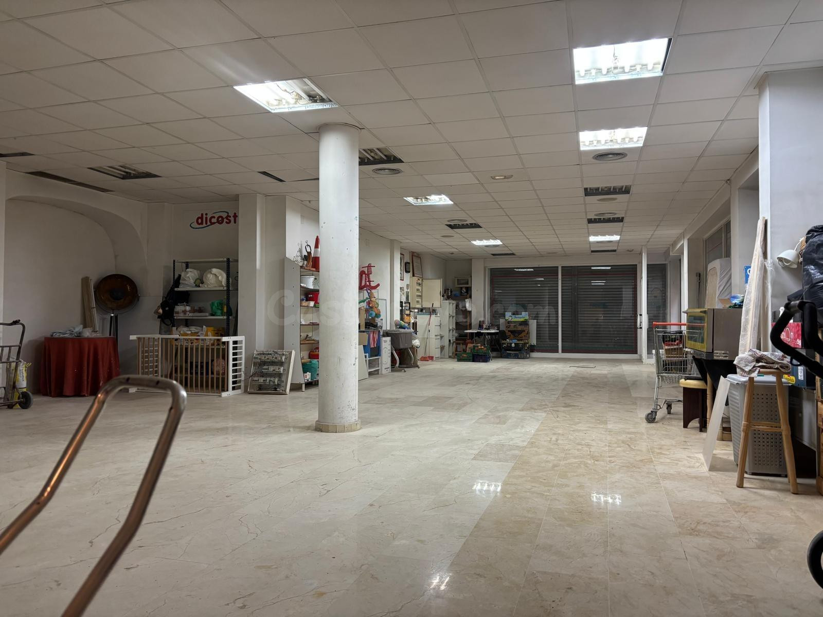 Local comercial 3 habitaciones 222m² en alquiler - Raval - Puertas Coloradas