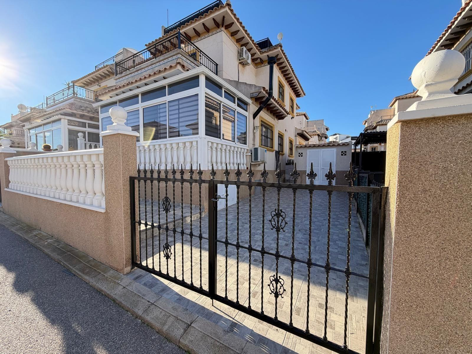 Adosado con solárium, terraza y garaje | Las Filipinas – Orihuela Costa