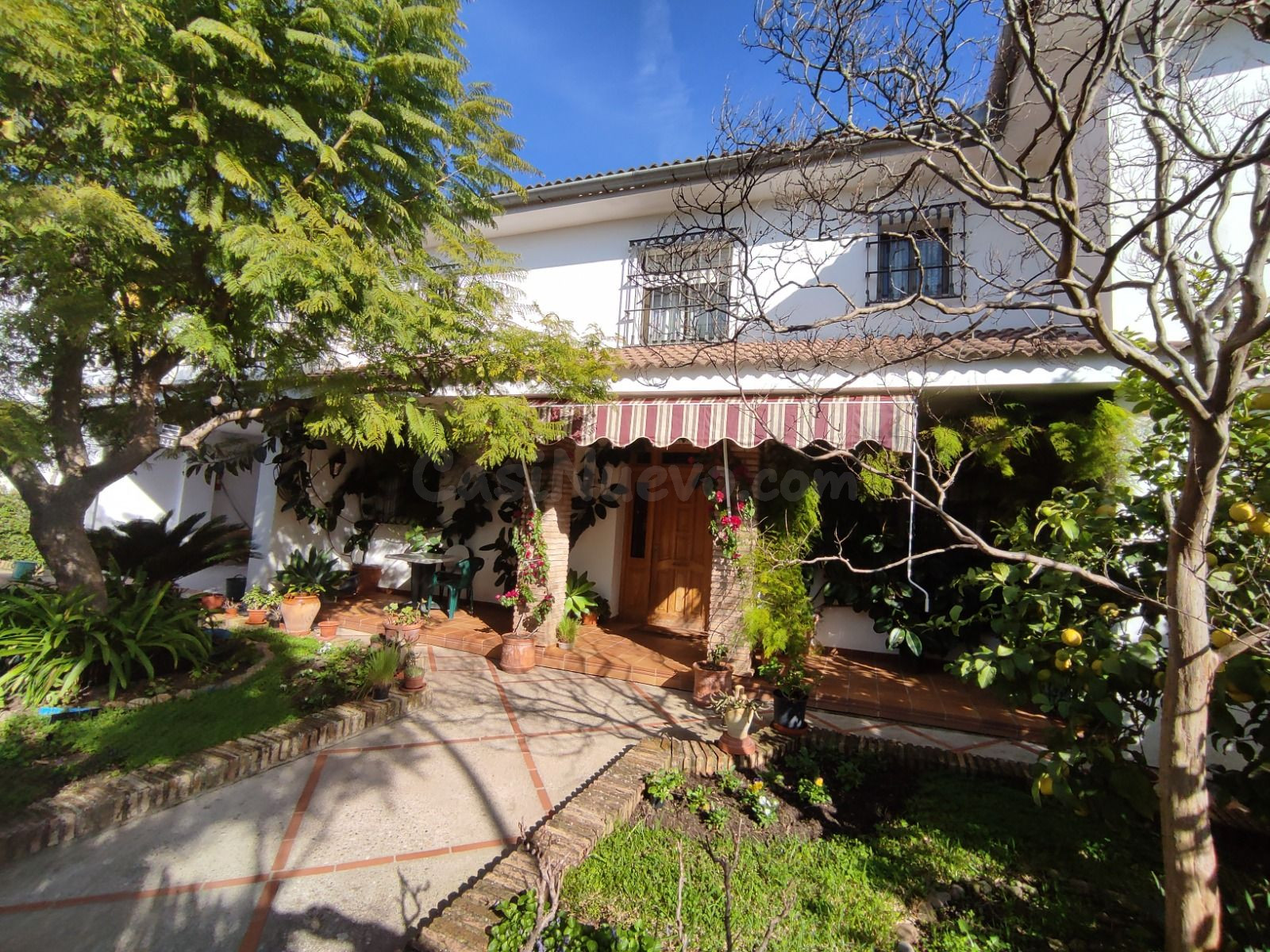 Exclusivo chalet independiente con gran parcela y piscina privada en Huerta del Hierro - Brillante