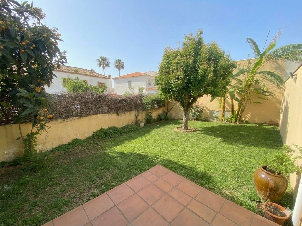 Precioso chalet pareado con  4 dormitorios y jardín en zona Santa Rosa
