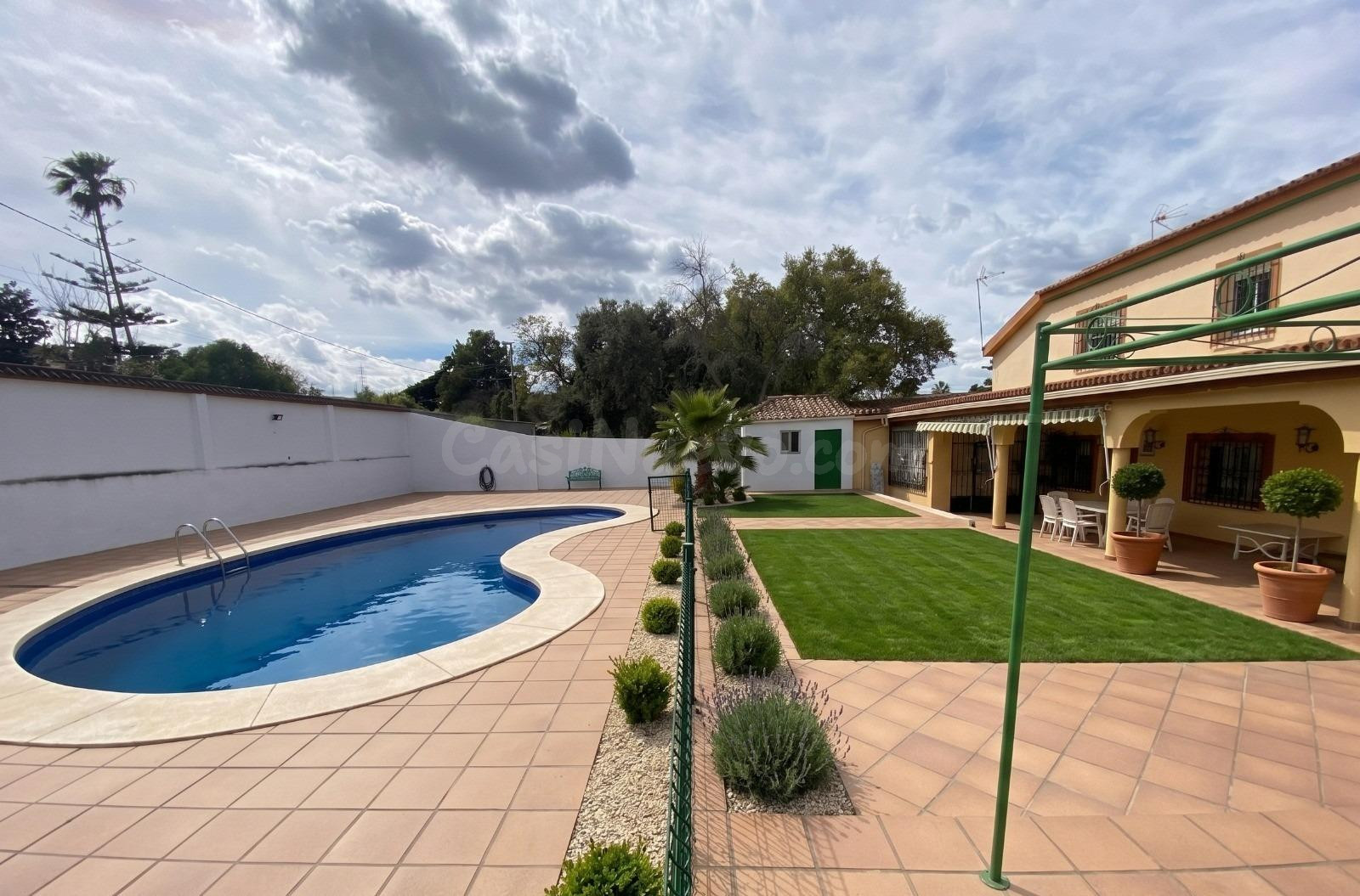 CHALET A LA VENTA CON PISCINA EN EL RINCONCILLO Y PARCELA DE MIL CIENTO TREINTA Y SEIS METROS CUADRADOS