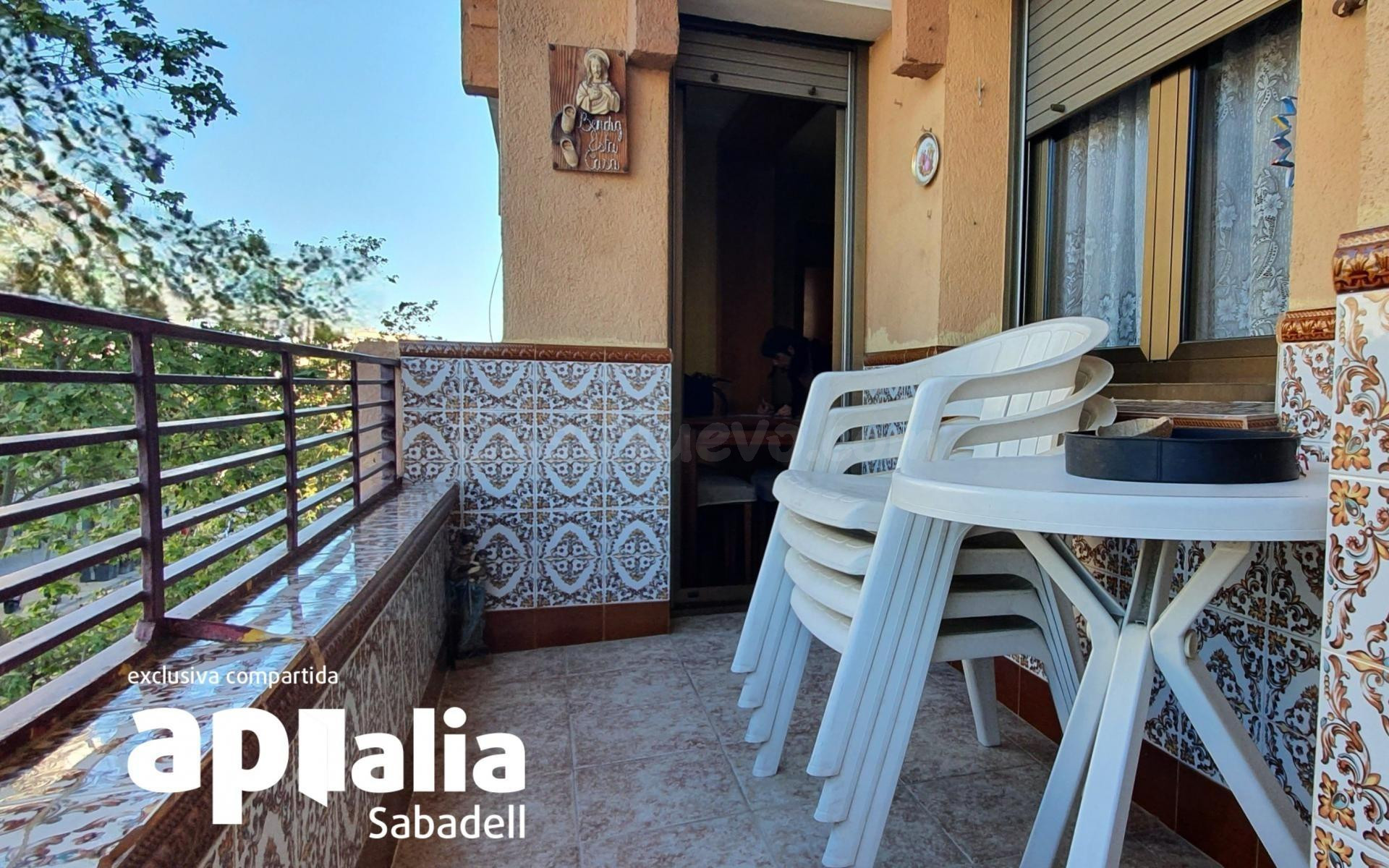 PISO DE 4 habitaciones CON ASCENSOR Y BALCON EN LA CREU DE BARBERÀ !!!