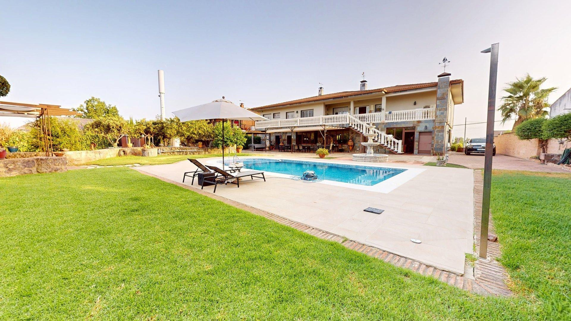 MAGNIFICO CHALET EN ZONA SANSUEÑA, CON DOS PLANTAS INDEPENDIENTES,  MAS DE 600 METROS CUADRADOS y PISCINA