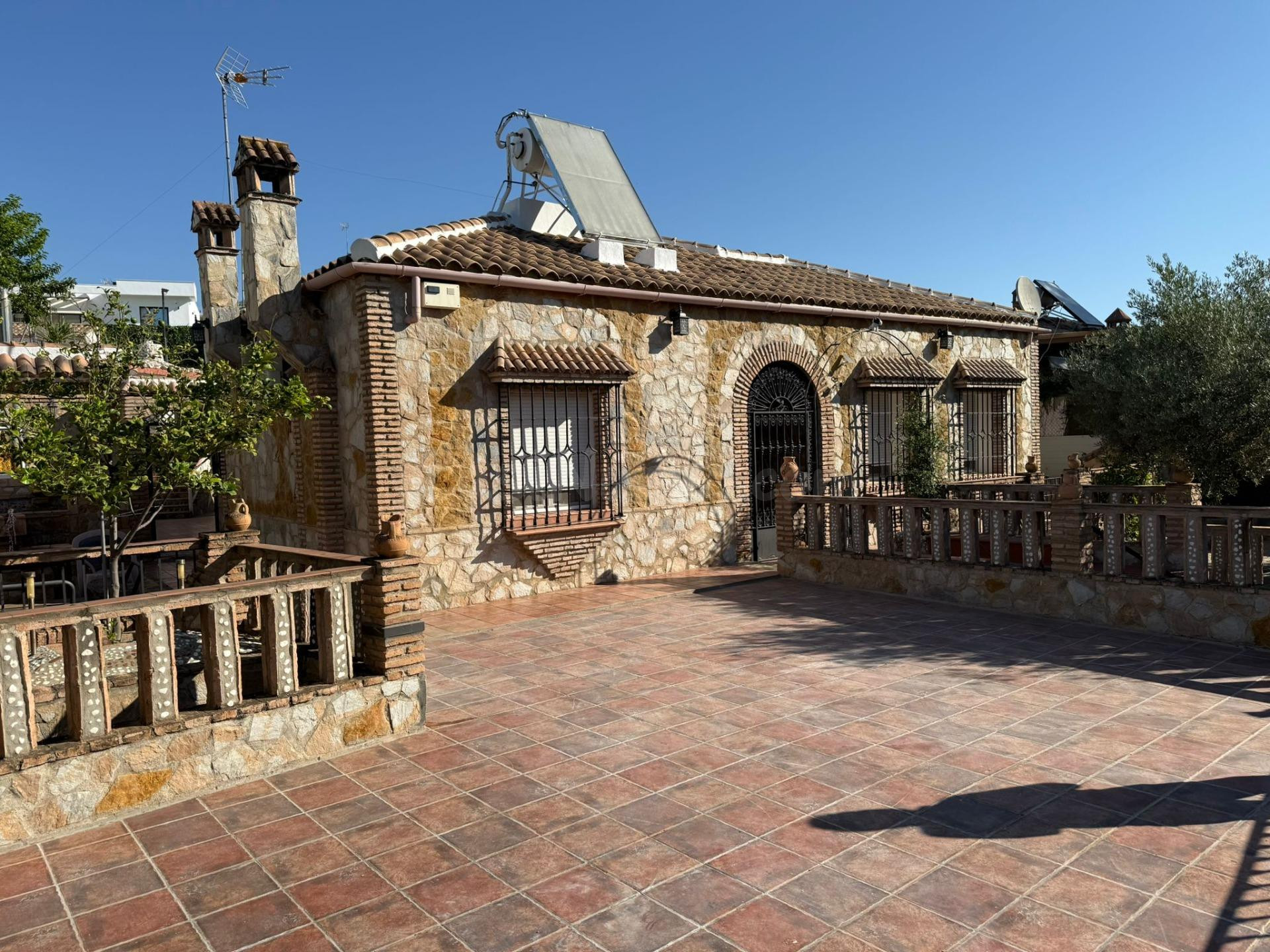Exclusivo Chalet Independiente con Piscina y Amplio Jardín