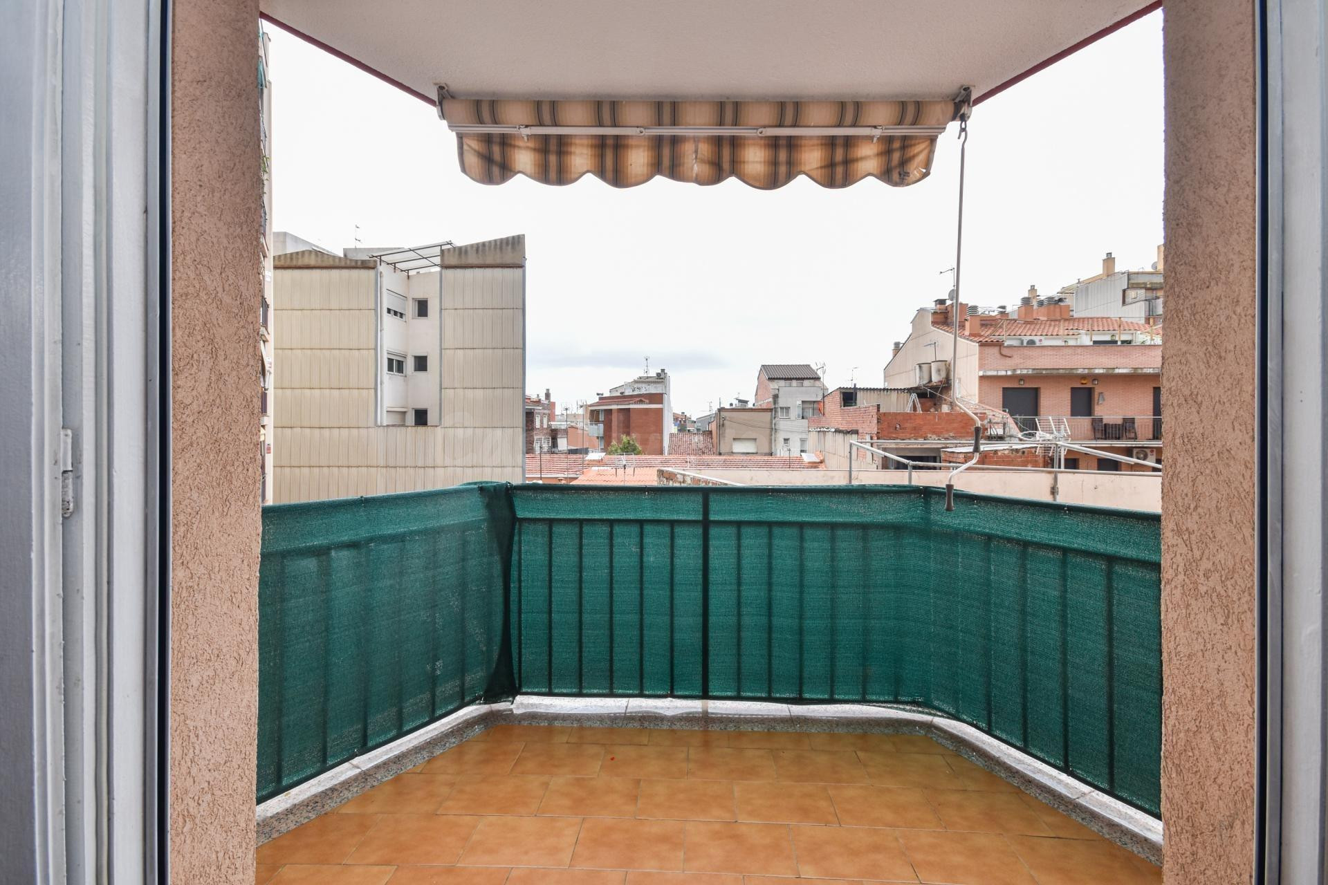 PISO DE 3 habitaciones Y BALCÓN CON ORIENTACIÓN SUR