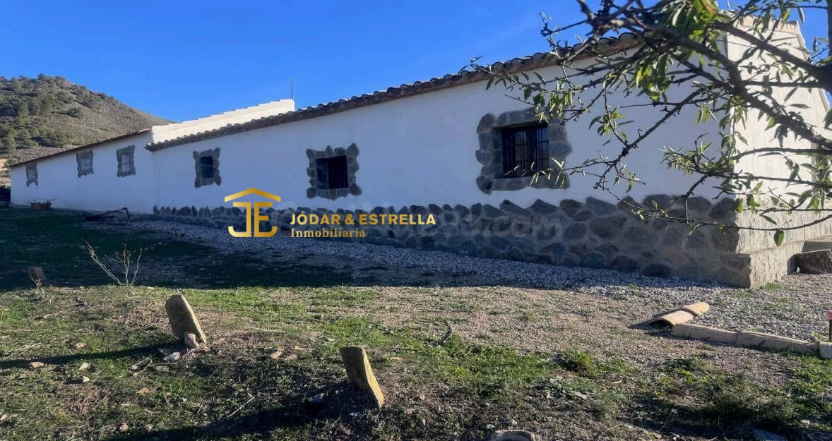 Estupenda casa de 4 dormitorios  en la Sierra de la Carrasquilla