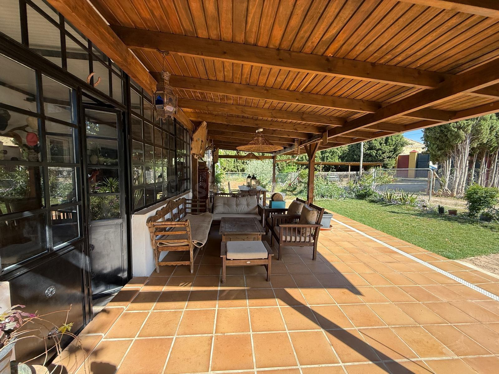 ELEGANTE CHALET EN VENTA CON AMPLIOS JARDINES Y PISCINA EN MOLLINA