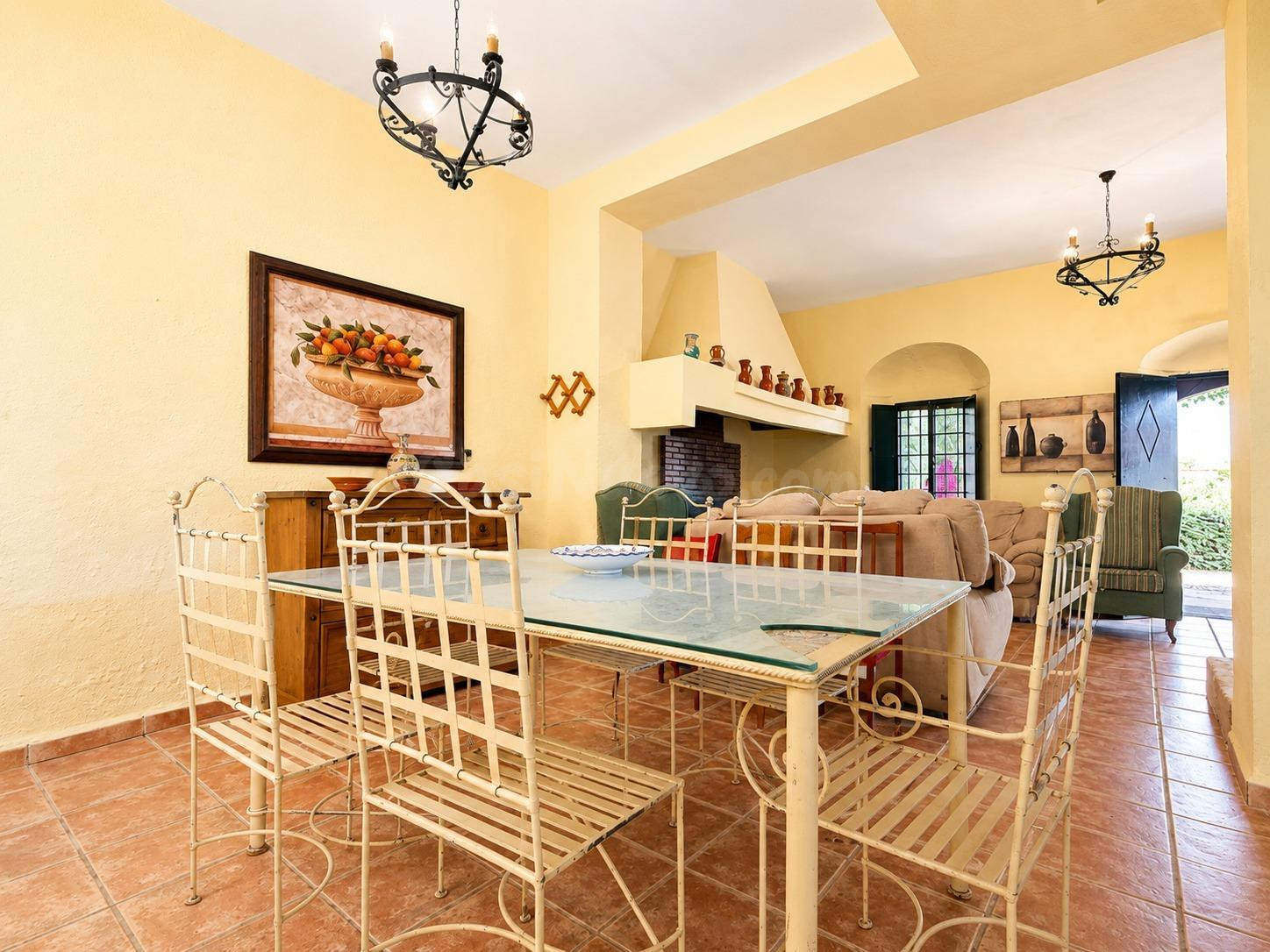 Cortijo con encanto y olivar en producción a solo 2 km de Mo - foto 4