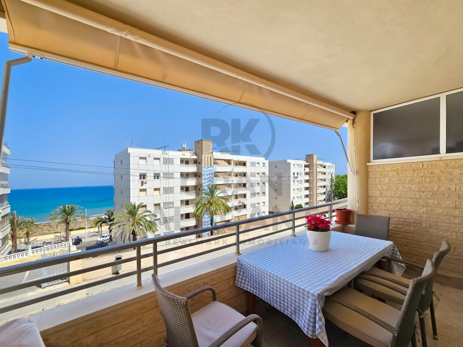 Piso con vistas al mar, terraza, estudio independiente y garaje en Arenales del Sol