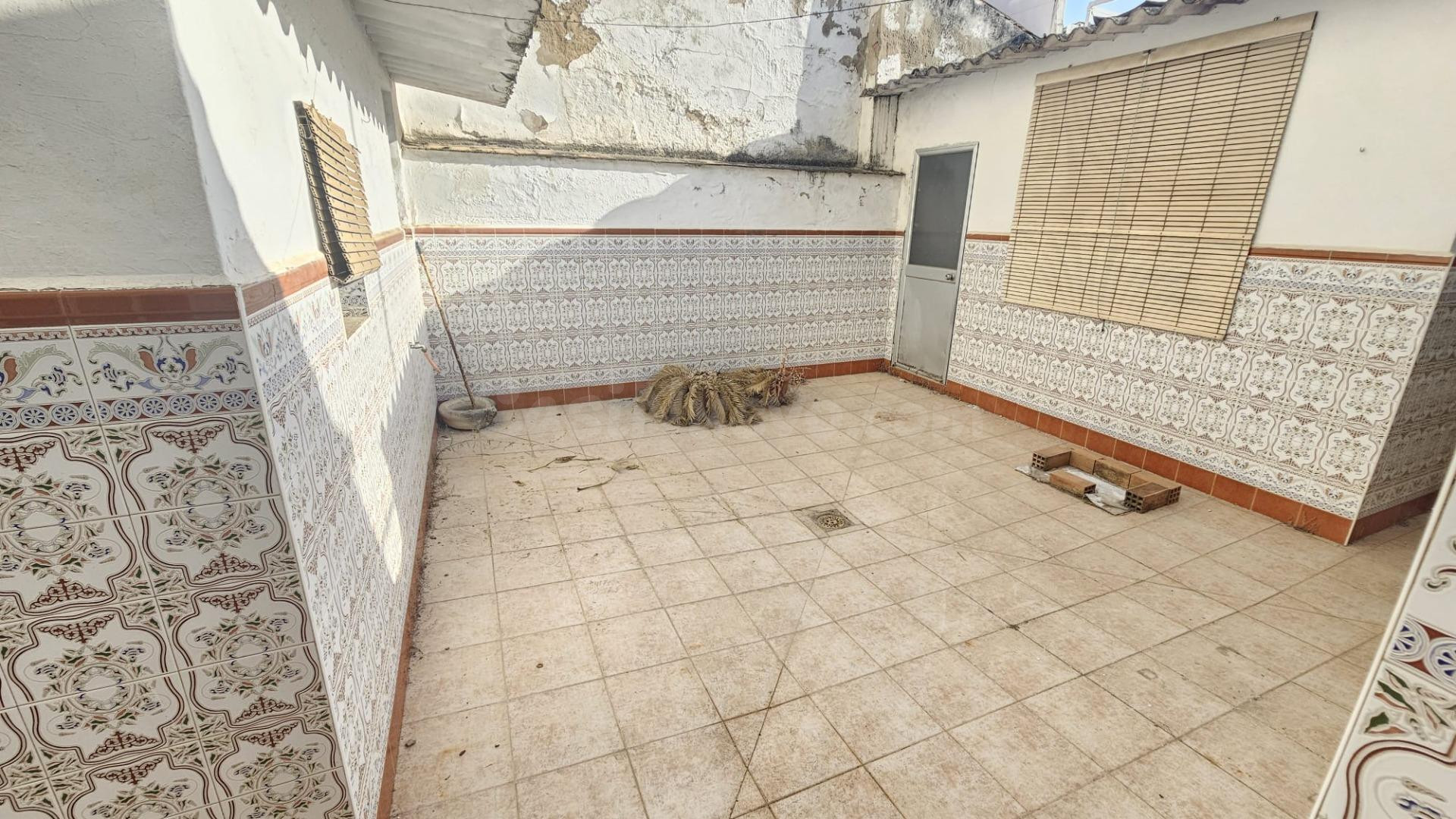 CASA EN CAÑERO CON PATIO, PROYECTO DE REFORMA Y GRAN POTENCIAL