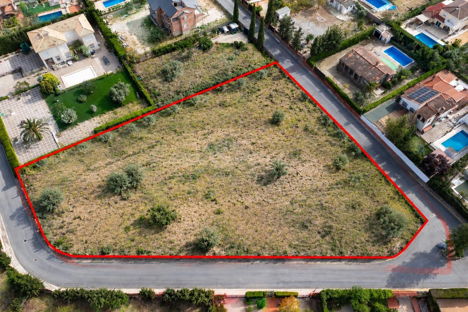 GRAN PARCELA DE 3.622 M2 EN URBANIZACIÓN ALIJARES – OTURA | POSIBILIDAD DE DIVISIÓN Y GRAN POTENCIAL