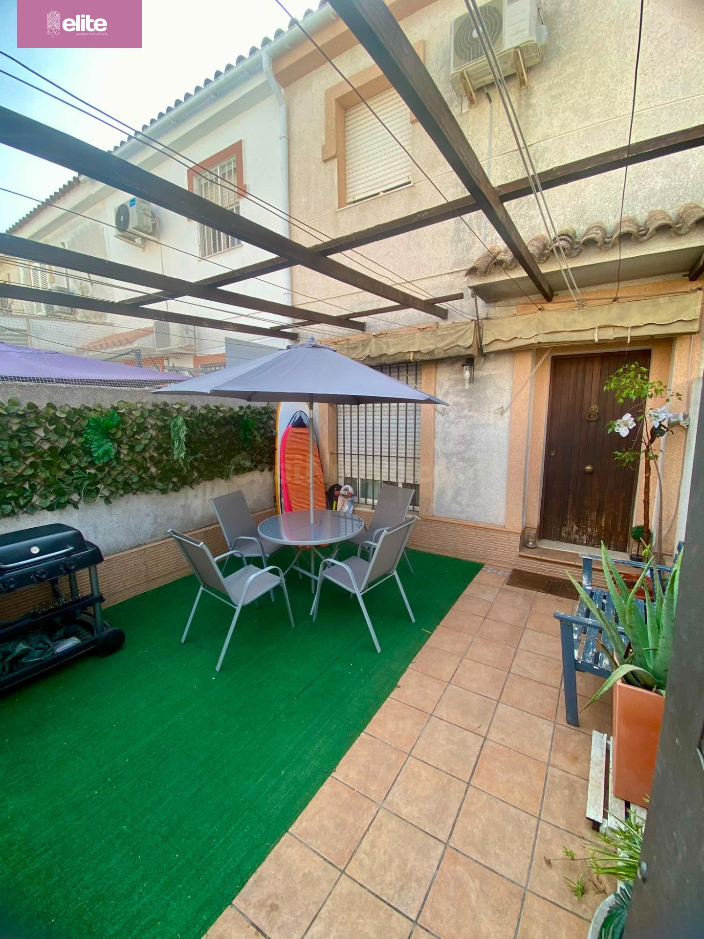 MAGNIFICA CASA  UNIFAMILIAR CON PATIO EN PARQUE ALTO