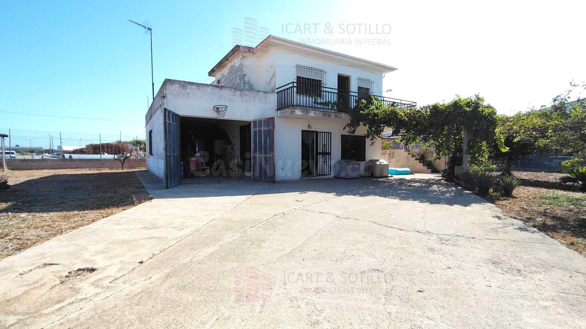 Espectacular chalet independiente con piscina y gran parcela frutal entre el campo y la ciudad