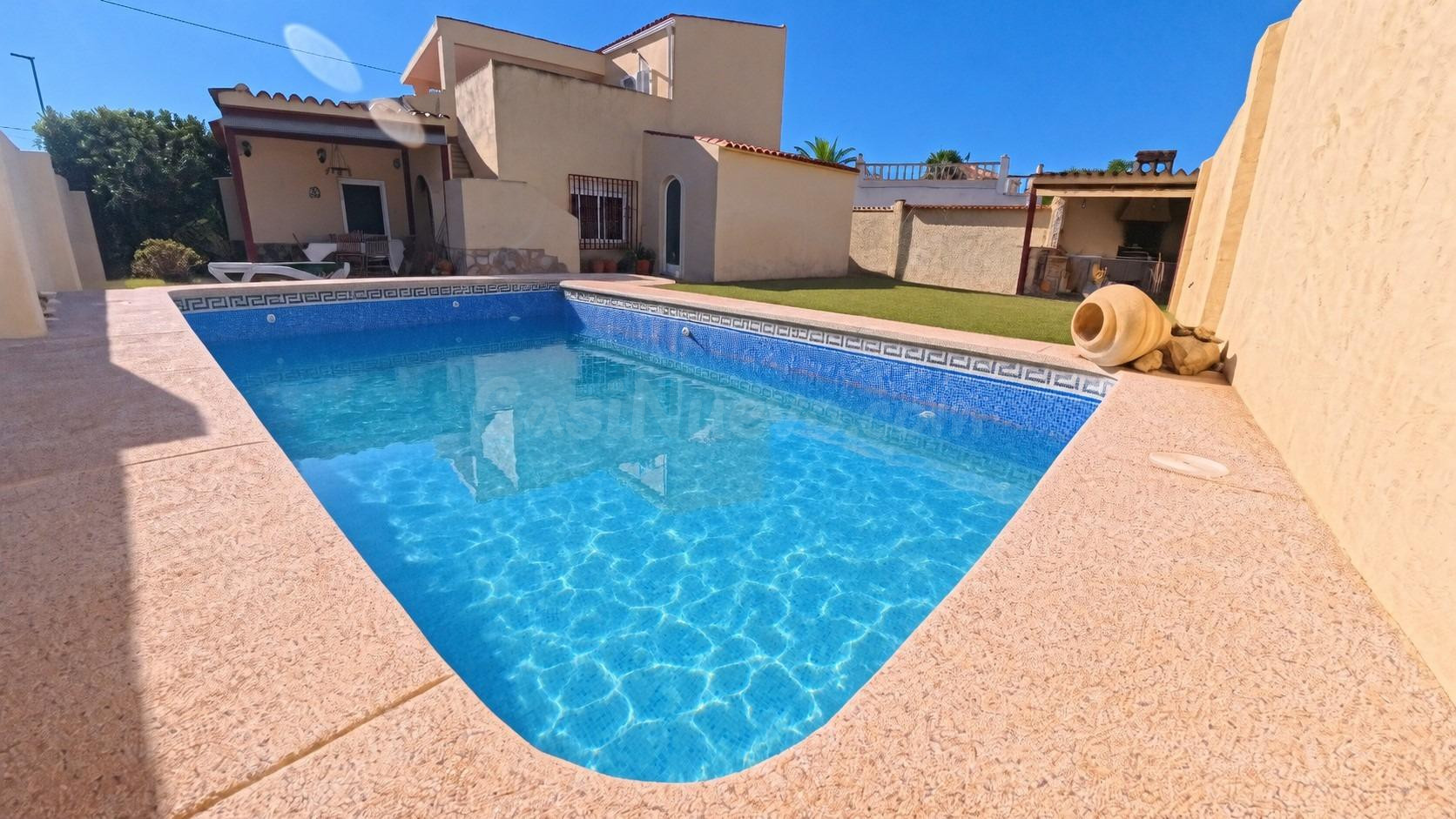 Chalet de cinco dormitorios, piscina y parking con parcela de 600m2