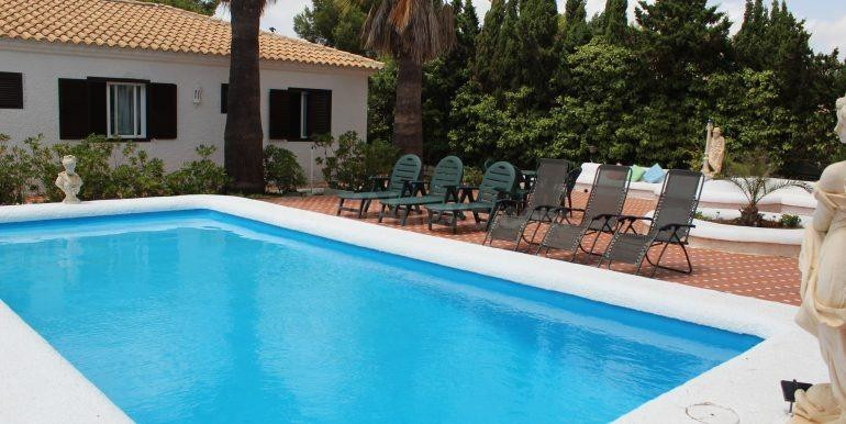 Amplio Chalet para Reformar con Piscina, Placas Solares y Gran Potencial Cerca de la Playa