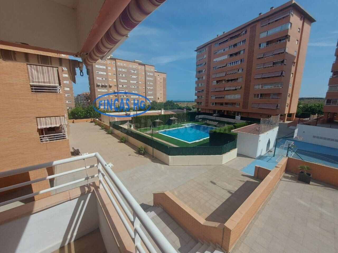 Amplia vivienda de VPO con reforma de lujo, garaje, piscina y vistas al mar.