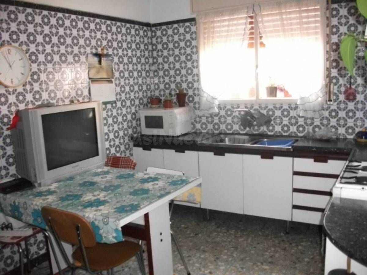 CASA DE TRES PLANTAS EN VENTA