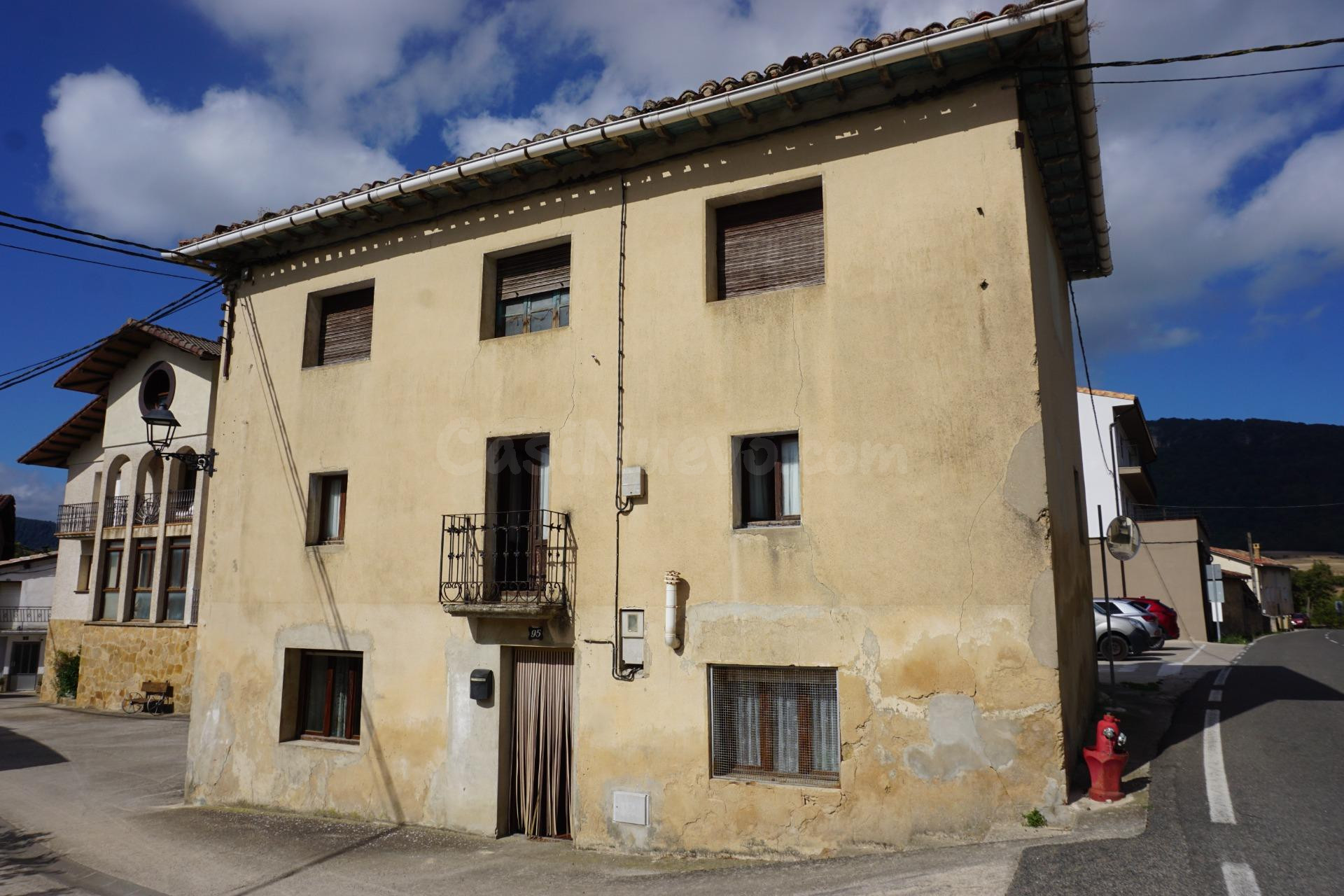 CASA DE PUEBLO PARA REFORMAR CON TERRENO CERCANO EN LARRAONA.-